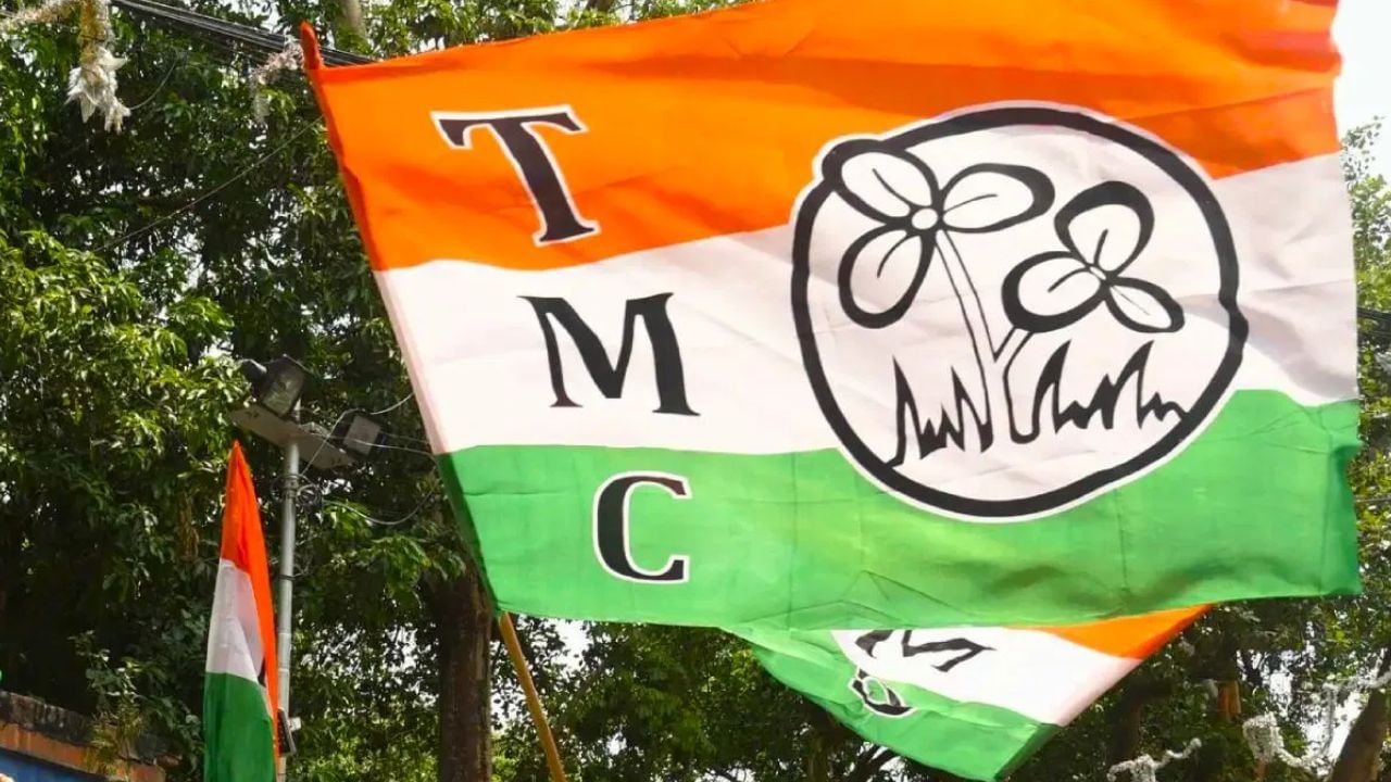 TMC: তৃণমূলের পঞ্চায়েত প্রধানকে দুর্নীতির অভিযোগে কাঠগড়ায় তুললেন তৃণমূল সদস্যরাই, ভাগ বাটোয়ারা নিয়ে ঝামেলা, খোঁচা বিজেপির