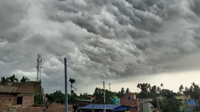 Weather Update: কলকাতায় হলুদ সতর্কতা জারি, তুমুল বৃষ্টিতে ভাসবে কোন কোন জেলা?