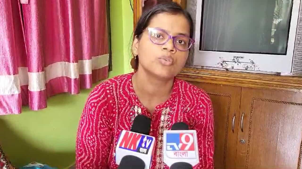 Durgapur: নতুন চেকবইয়ের 'মূল্য' দেড় লক্ষ টাকা! ব্যাঙ্কে গিয়ে জানলেন গ্রাহক Durgapur: নতুন চেকবইয়ের 'মূল্য' দেড় লক্ষ টাকা! ব্যাঙ্কে গিয়ে জানলেন গ্রাহক