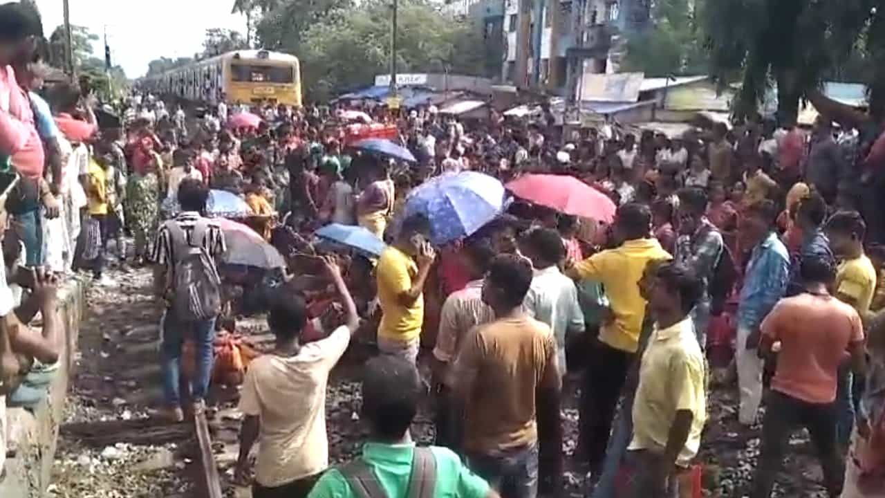 Baruipur Local: বাতিল বারুইপুর লোকাল, ভিড়ের চাপে ট্রেন থেকে পড়ে আহত মহিলা, সাতসকালেই অবরুদ্ধ আপ-ডাউন লাইন Baruipur Local: বাতিল বারুইপুর লোকাল, ভিড়ের চাপে ট্রেন থেকে পড়ে আহত মহিলা, সাতসকালেই অবরুদ্ধ আপ-ডাউন লাইন
