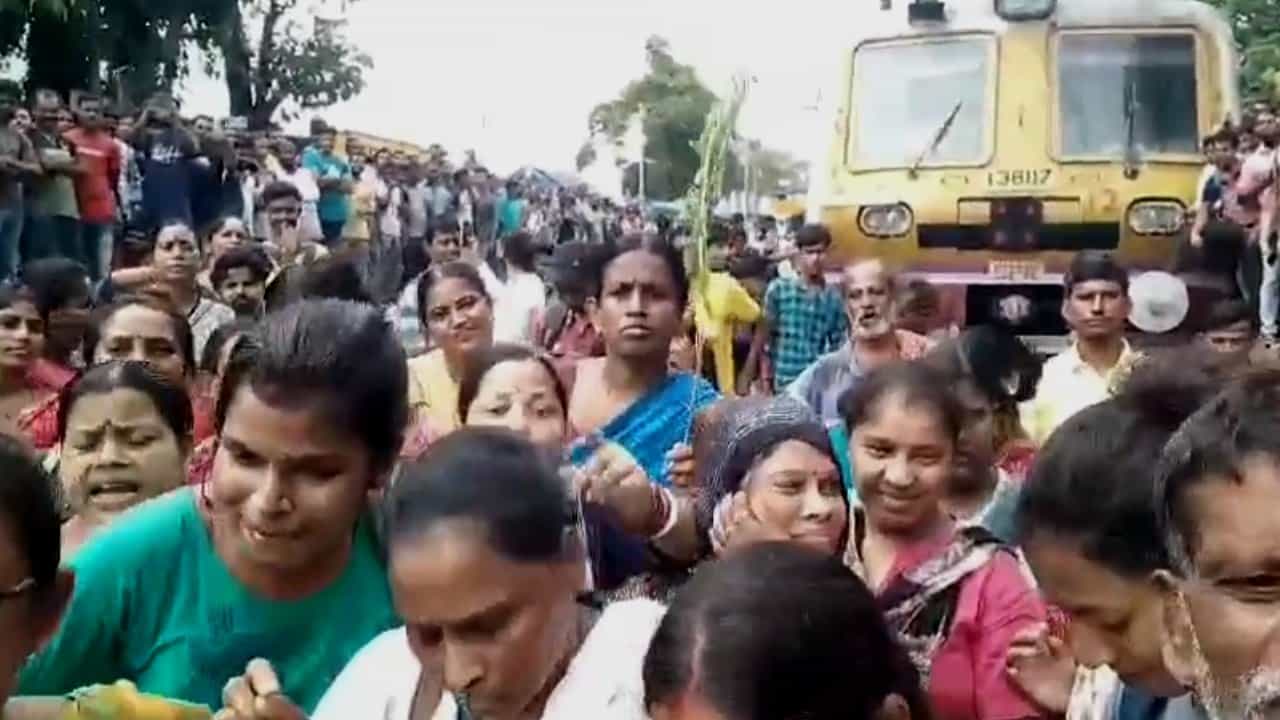 Local trains cancelled: বারুইপুরে বিশৃঙ্খলা, শিয়ালদহ শাখায় বাতিল ৩৬ লোকাল, দেখে নিন তালিকা Local trains cancelled: বারুইপুরে বিশৃঙ্খলা, শিয়ালদহ শাখায় বাতিল ৩৬ লোকাল, দেখে নিন তালিকা