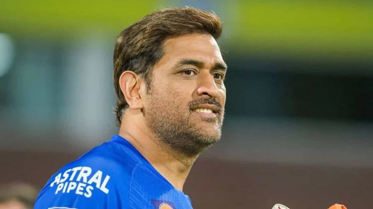 MS Dhoni: ভিডিয়ো: ২২ গজে নয়, ব্যাডমিন্টন কোর্টে ধোনি; দেখেছেন তাঁর নিখুঁত স্ম্যাশ? MS Dhoni: ভিডিয়ো: ২২ গজে নয়, ব্যাডমিন্টন কোর্টে ধোনি; দেখেছেন তাঁর নিখুঁত স্ম্যাশ?
