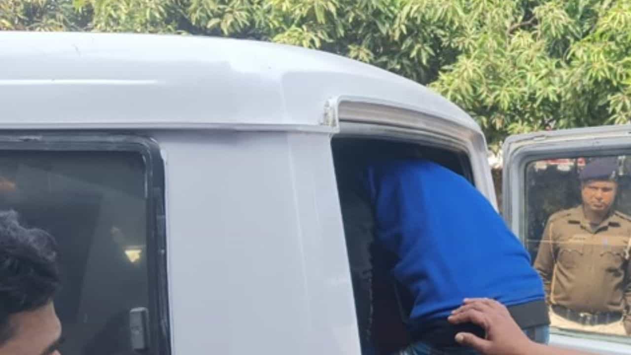 Murshidabad: তৃণমূলের কর্মী খুনে গ্রেফতার তৃণমূলের পঞ্চায়েত সমিতির কর্মাধ্যক্ষ Murshidabad: তৃণমূলের কর্মী খুনে গ্রেফতার তৃণমূলের পঞ্চায়েত সমিতির কর্মাধ্যক্ষ