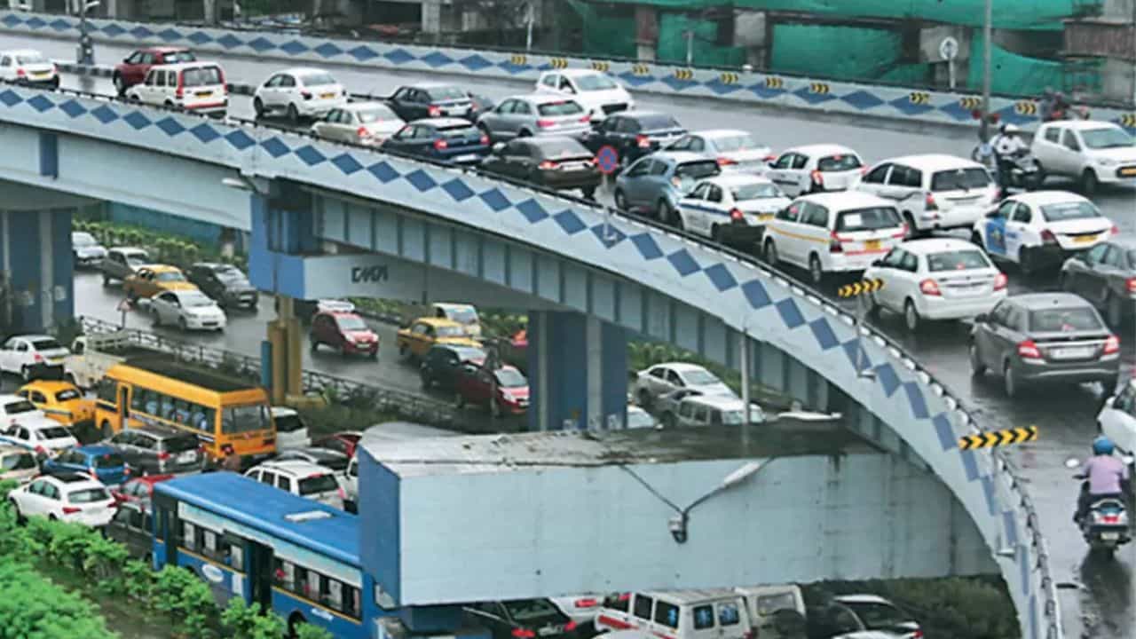 Maa Flyover: এবার মা উড়ালপুলে গাড়ি দাঁড় করালেই বড় 'কেস', ফাইন দিতে হবে ৫০০০ Maa Flyover: এবার মা উড়ালপুলে গাড়ি দাঁড় করালেই বড় 'কেস', ফাইন দিতে হবে ৫০০০