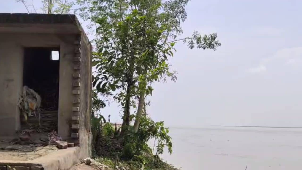 Malda Erosion: একটু একটু করে রোজই এগিয়ে আসছে গঙ্গা, গিলে খাচ্ছে ভিটে-মাটি-মন্দির
