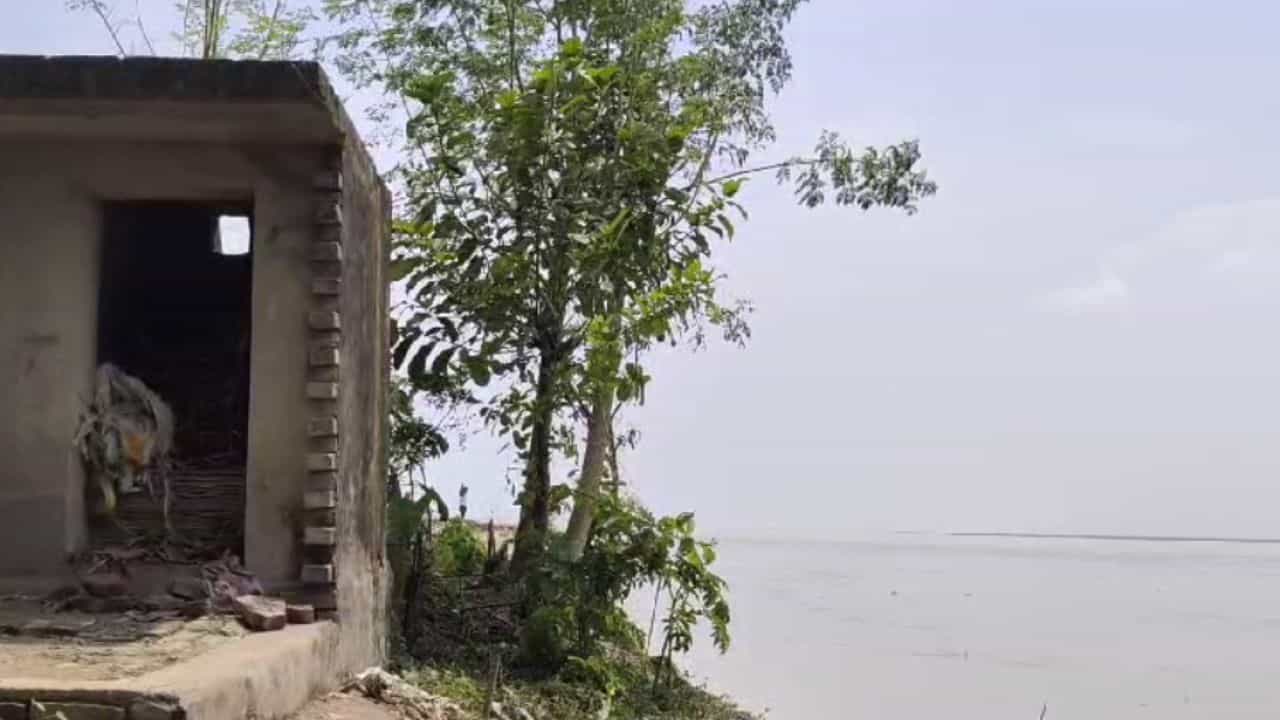 Malda Erosion: একটু একটু করে রোজই এগিয়ে আসছে গঙ্গা, গিলে খাচ্ছে ভিটে-মাটি-মন্দির Malda Erosion: একটু একটু করে রোজই এগিয়ে আসছে গঙ্গা, গিলে খাচ্ছে ভিটে-মাটি-মন্দির