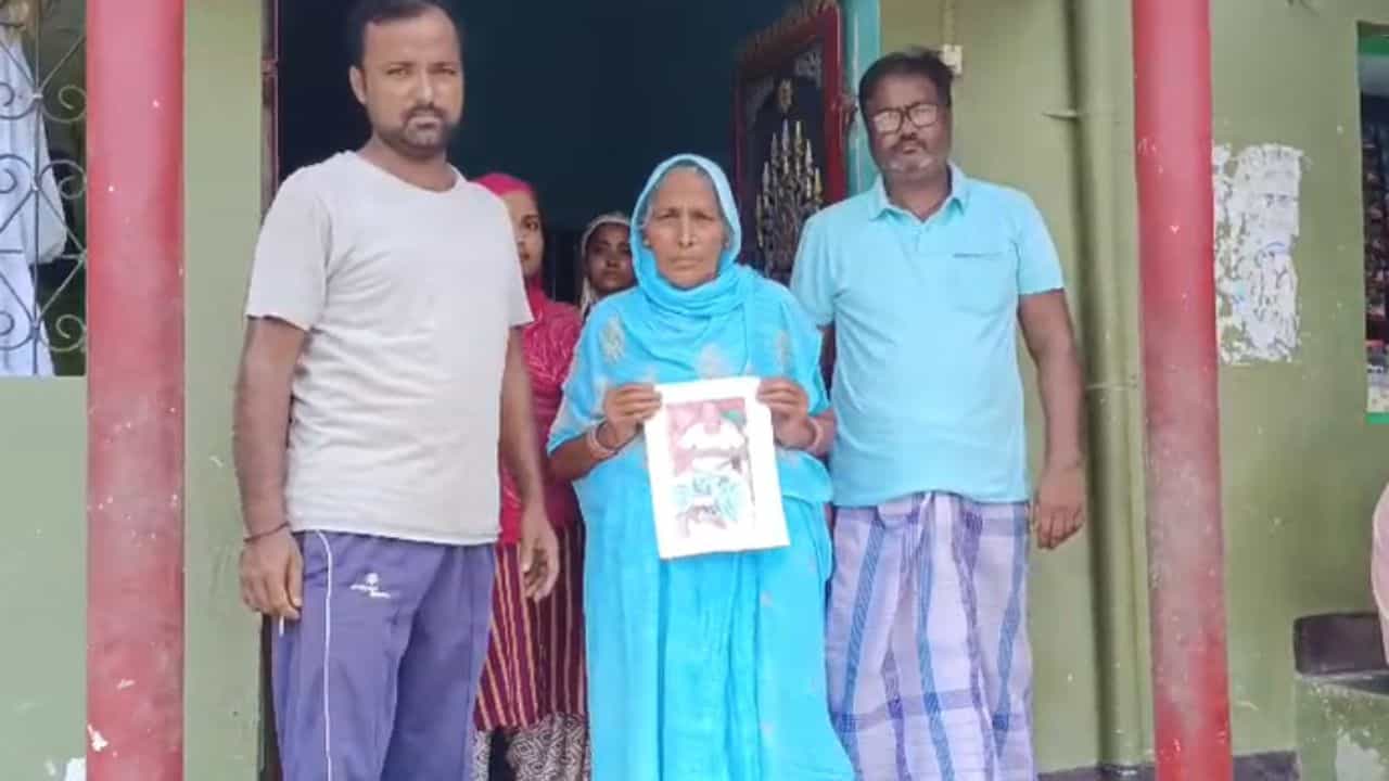 Maldah: ভোট দিতে গিয়েছিলেন, ভোট দিয়ে স্টেশন পর্যন্ত পৌঁছন, কিন্তু তারপরই... আজও ফিরলেন না বাড়ি Maldah: ভোট দিতে গিয়েছিলেন, ভোট দিয়ে স্টেশন পর্যন্ত পৌঁছন, কিন্তু তারপরই... আজও ফিরলেন না বাড়ি