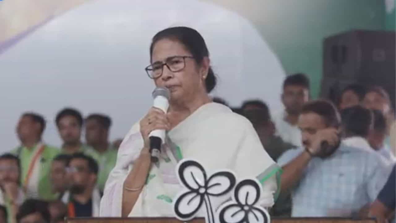 CM Mamata Banerjee: 'ধর্ষকদের একমাত্র শাস্তি ফাঁসি-ফাঁসি-ফাঁসি' CM Mamata Banerjee: 'ধর্ষকদের একমাত্র শাস্তি ফাঁসি-ফাঁসি-ফাঁসি'