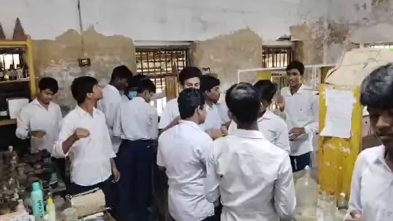Medinipur School: বৃষ্টির মধ্যে ক্লাসে ভেঙে পড়ল বিশাল চাঙড়, পড়ুয়াদের দুর্দশার কথা বলতে গিয়ে কেঁদে ফেললেন হেড মাস্টার Medinipur School: বৃষ্টির মধ্যে ক্লাসে ভেঙে পড়ল বিশাল চাঙড়, পড়ুয়াদের দুর্দশার কথা বলতে গিয়ে কেঁদে ফেললেন হেড মাস্টার
