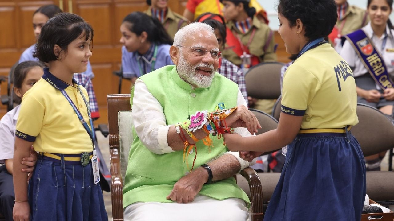 Raksha Bandhan: 'দুধ খাও না, দেশের জন্য কীভাবে কাজ করবে?', 'তরুণ বন্ধু'দের বললেন মোদী