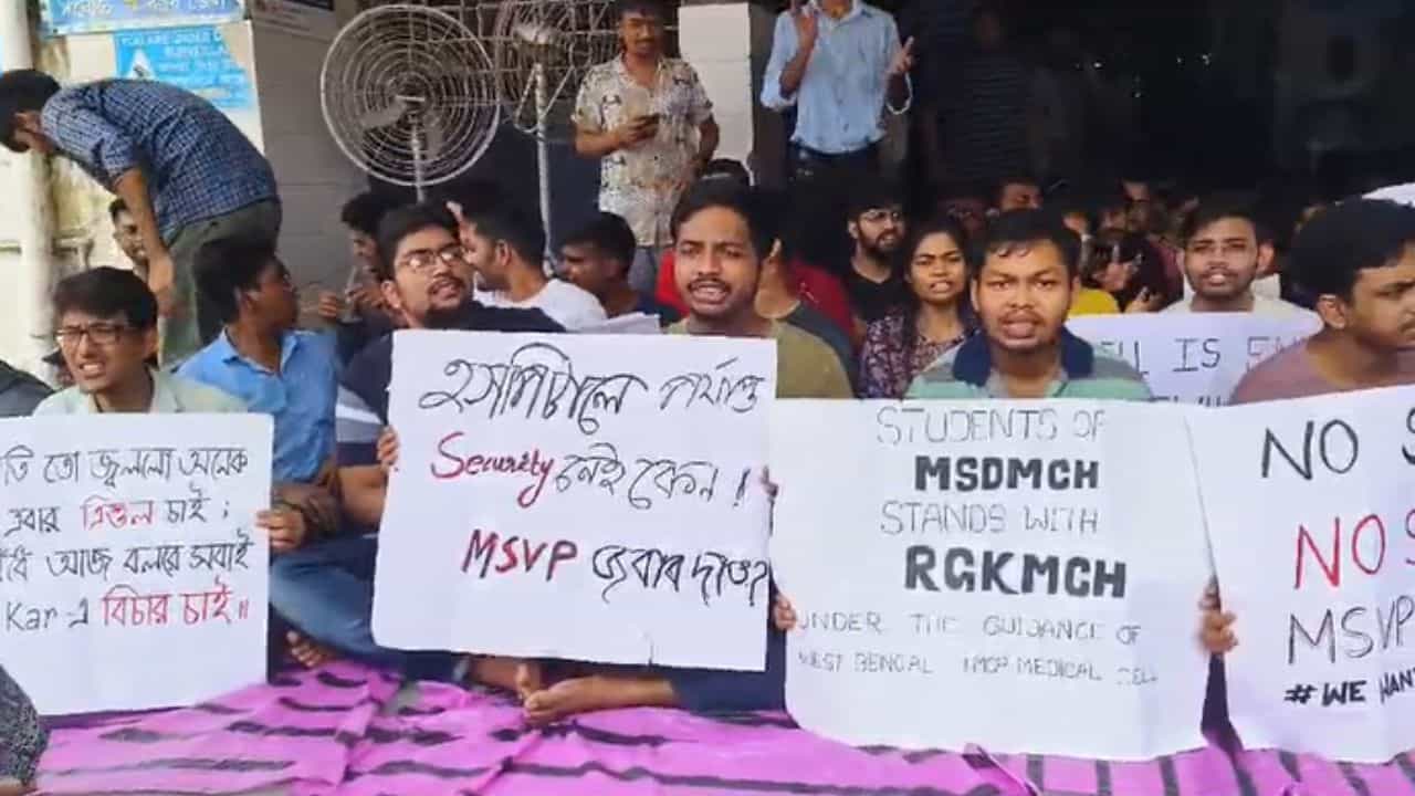 Medical College: 'কোথায় কী হয়েছে, তার জন্য তো আমরা দায়ী নই', ডাক্তারদের কর্মবিরতি অন্তঃসত্ত্বা স্ত্রীকে ফেরাতেই ফোঁস করে উঠলেন স্বামী Medical College: 'কোথায় কী হয়েছে, তার জন্য তো আমরা দায়ী নই', ডাক্তারদের কর্মবিরতি অন্তঃসত্ত্বা স্ত্রীকে ফেরাতেই ফোঁস করে উঠলেন স্বামী