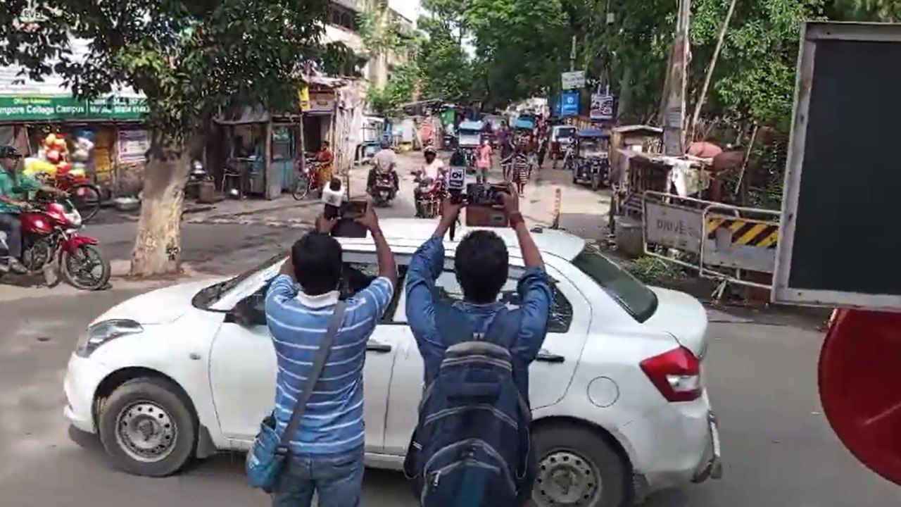 Murshidabad: পরিবারের সন্দেহ ভূতে ধরেছে! ওঝার নির্দেশে মুখে জুতো দিয়ে ৪ কিলোমিটার ঘোরানো হল মহিলাকে Murshidabad: পরিবারের সন্দেহ ভূতে ধরেছে! ওঝার নির্দেশে মুখে জুতো দিয়ে ৪ কিলোমিটার ঘোরানো হল মহিলাকে