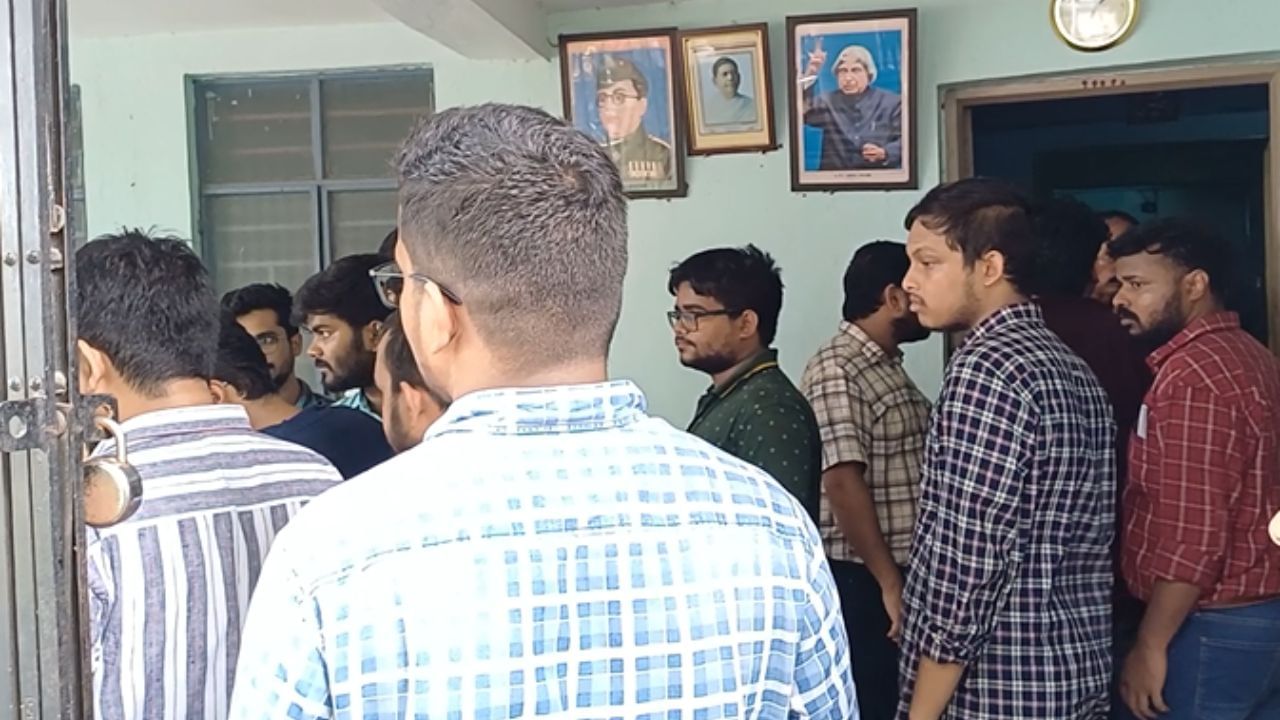 Raiganj: আরজি করের রেশ কাটেনি, রায়গঞ্জ মেডিক্যালে মহিলা চিকিৎসকের 'শ্লীলতাহানি' Raiganj: আরজি করের রেশ কাটেনি, রায়গঞ্জ মেডিক্যালে মহিলা চিকিৎসকের 'শ্লীলতাহানি'