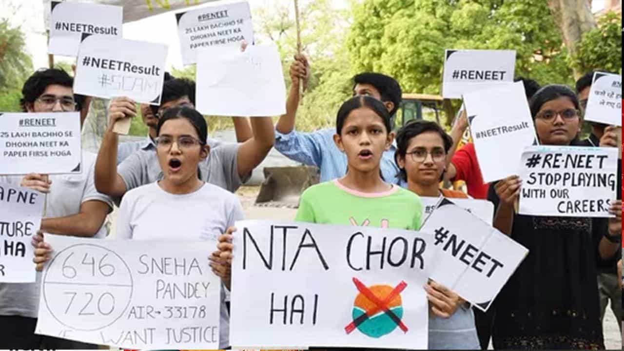 কিংপিন থেকে পড়ুয়া-অভিভাবক, কে নেই! NEET দুর্নীতিতে CBI চার্জশিট দেখলে চোখ কপালে উঠবে কিংপিন থেকে পড়ুয়া-অভিভাবক, কে নেই! NEET দুর্নীতিতে CBI চার্জশিট দেখলে চোখ কপালে উঠবে