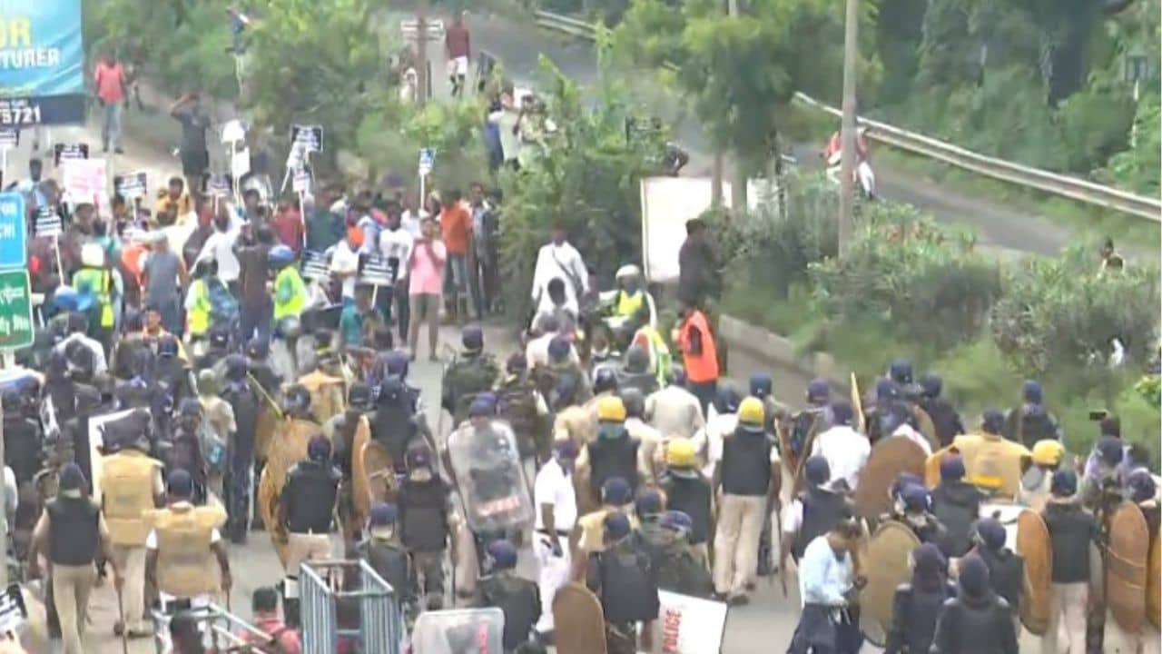 Nabanna Abhijan: খুঁজে খুঁজে ধরপাকড়, আন্দোলনকারীদের মার পুলিশের