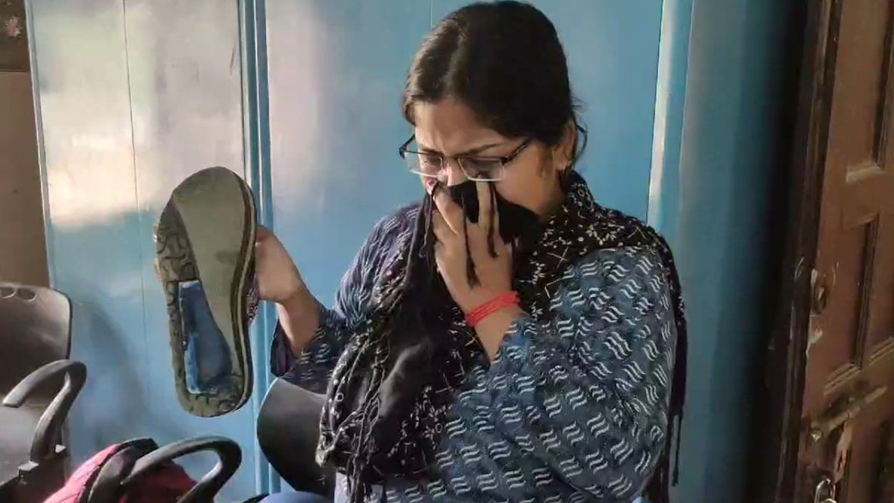 Cheating Nursing Exam: জুতো কেটে ঢুকিয়েছিল মোবাইল, বাতিল হয়ে গেল একাধিক ছাত্রীর নার্সিং পরীক্ষা Cheating Nursing Exam: জুতো কেটে ঢুকিয়েছিল মোবাইল, বাতিল হয়ে গেল একাধিক ছাত্রীর নার্সিং পরীক্ষা
