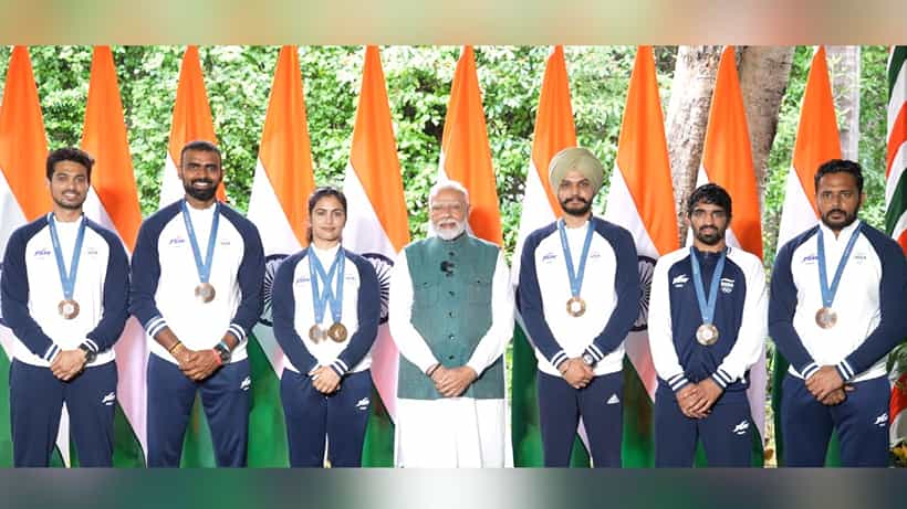 PM meets the Indian Olympic contingent: ভিডিয়ো: মোদীর হাতে পিস্তল তুলে দিলেন মনু, হকি টিমের পক্ষ থেকে বিশেষ উপহার