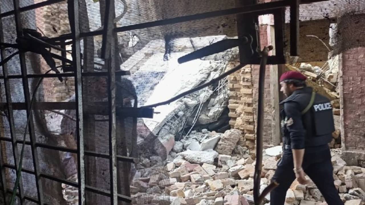 Pakistan: কাদায় আটকে গেল গাড়ি, তারপরই জঙ্গিদের রকেট হামলা, নিহত ১১ পুলিশ