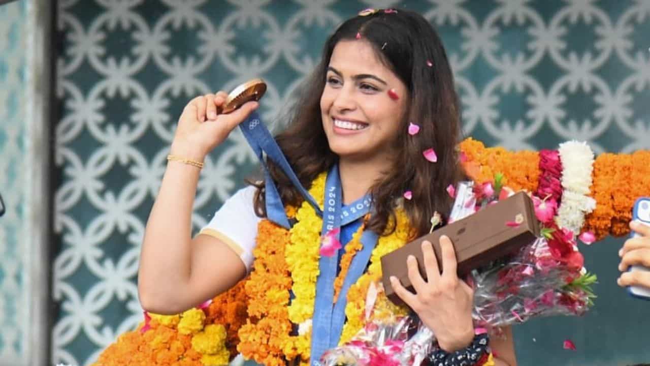 Manu Bhaker ভিডিয়ো: অলিম্পিকে জোড়া পদক, স্টেজেও ট্যালেন্ট দেখালেন মনু ভাকের Manu Bhaker ভিডিয়ো: অলিম্পিকে জোড়া পদক, স্টেজেও ট্যালেন্ট দেখালেন মনু ভাকের