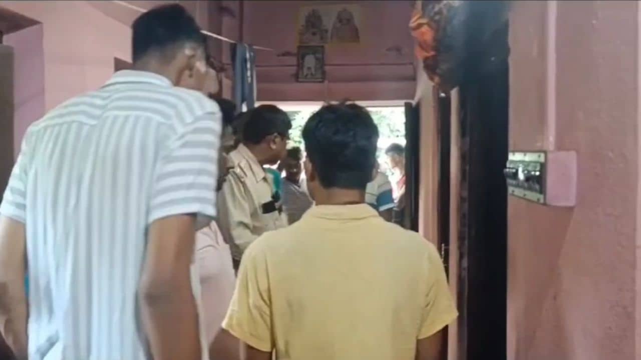 Paschim Medinipur: ঘর থেকে উদ্ধার আইনজীবীর অগ্নিদগ্ধ দেহ, পরিবারের কথায় ধন্দে পড়শিরা