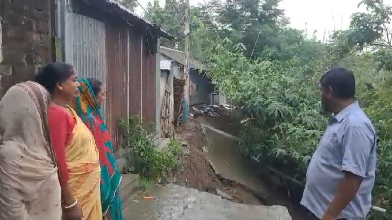 Purba Bardhaman: প্রবল বৃষ্টিতেই সব শেষ, নদী গিলে ফেলেছে আস্ত রাস্তা, বাড়ি গুলো থাকবে তো? চিন্তায় উড়েছে ঘুম Purba Bardhaman: প্রবল বৃষ্টিতেই সব শেষ, নদী গিলে ফেলেছে আস্ত রাস্তা, বাড়ি গুলো থাকবে তো? চিন্তায় উড়েছে ঘুম
