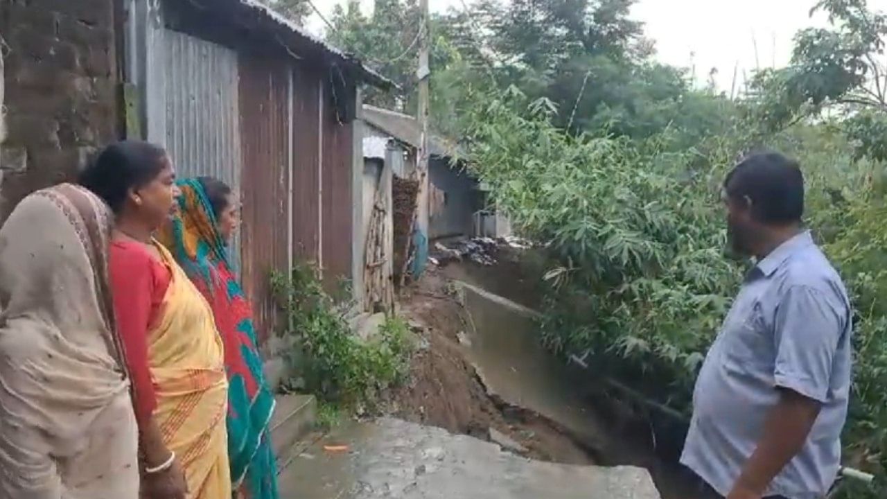 Purba Bardhaman: প্রবল বৃষ্টিতেই সব শেষ, নদী গিলে ফেলেছে আস্ত রাস্তা, বাড়ি গুলো থাকবে তো? চিন্তায় উড়েছে ঘুম