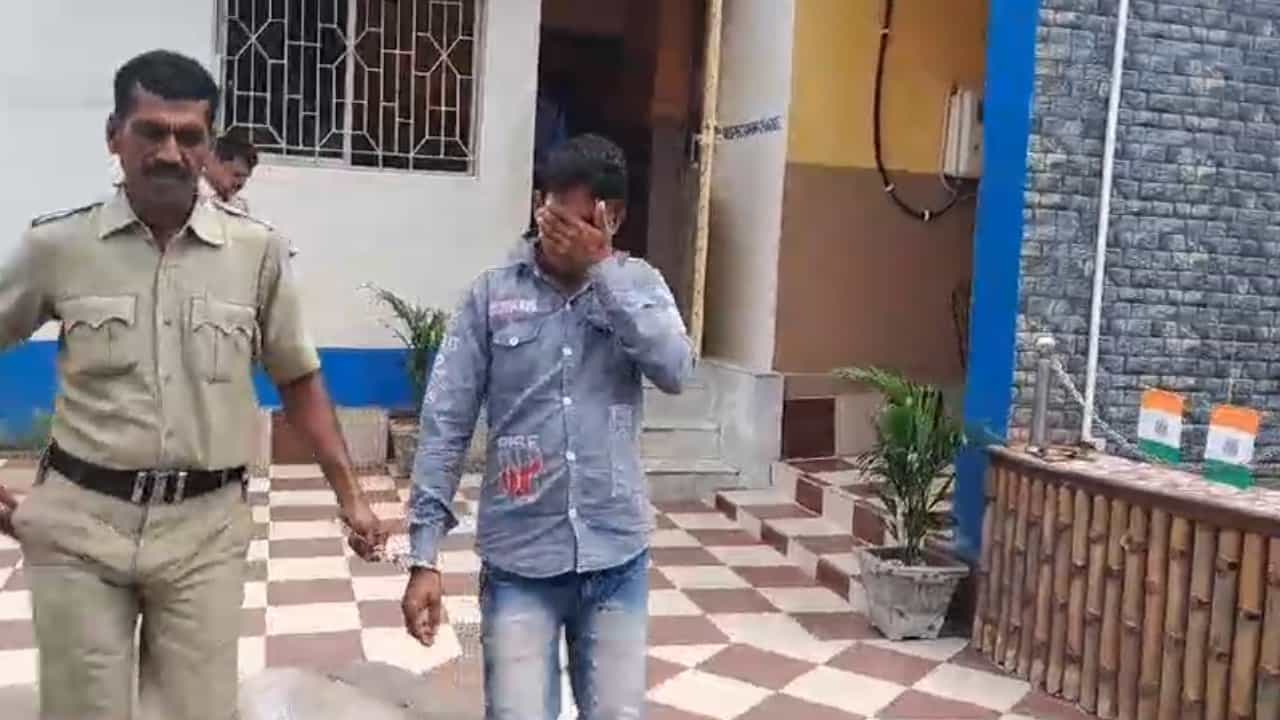 Purba Bardhaman: লিখে দিতে হবে ধর্ষণের মিথ্যা রিপোর্ট, অস্বীকার করায় মহিলা চিকিৎসকের উপর ‘চড়াও’ যুবক Purba Bardhaman: লিখে দিতে হবে ধর্ষণের মিথ্যা রিপোর্ট, অস্বীকার করায় মহিলা চিকিৎসকের উপর ‘চড়াও’ যুবক