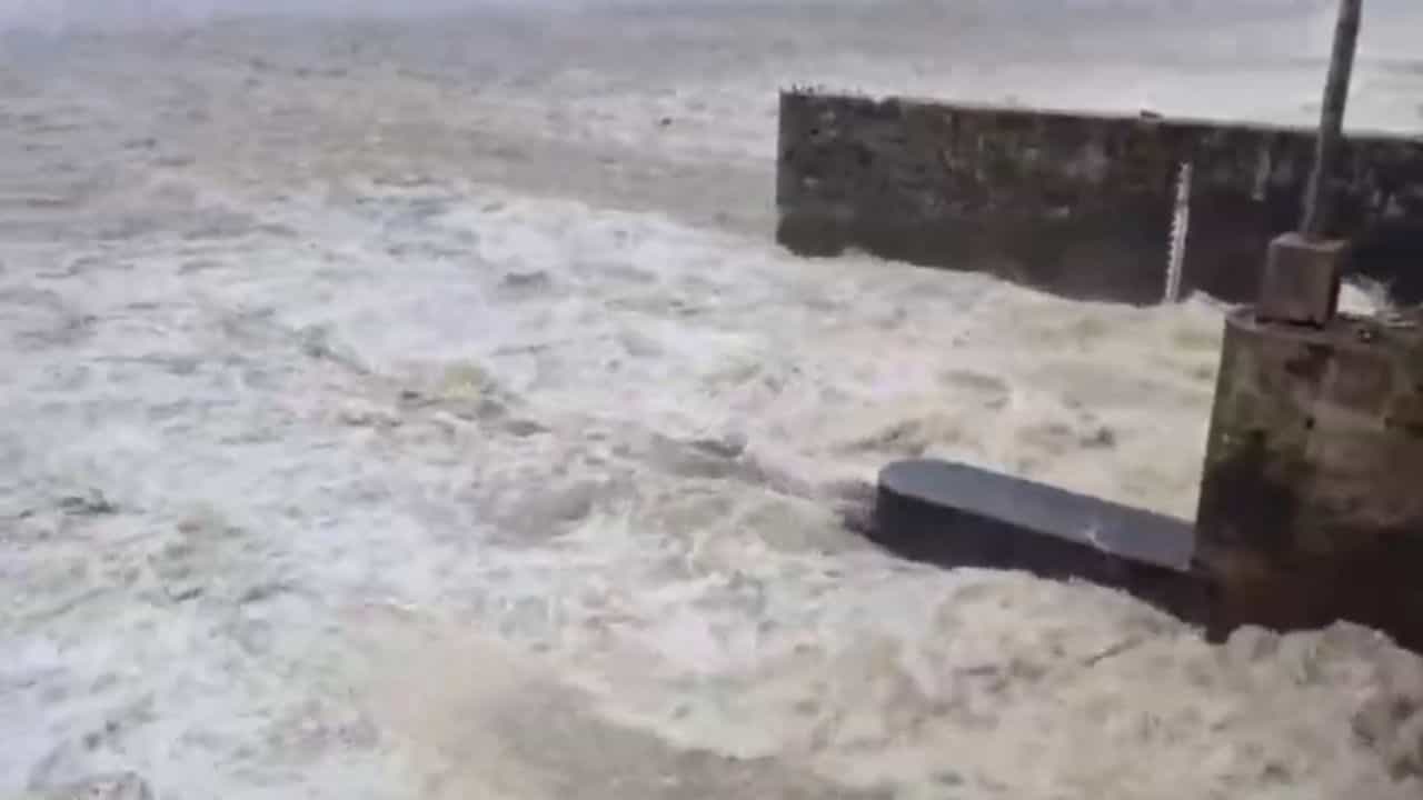 Flood Situation: চলছে মাইকিং, সতর্ক করছে প্রশাসন, এবার বন্যার ভ্রূকুটি বাংলায়! Flood Situation: চলছে মাইকিং, সতর্ক করছে প্রশাসন, এবার বন্যার ভ্রূকুটি বাংলায়!