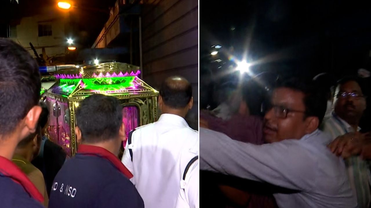 'ডেডবডি নিয়ে চলে গেল, আমাদের মেয়েটাকে কোথায় নিয়ে চলে গেল', অন্ধকার হতেই R G Kar থেকে 'লুঠ' হয়ে গেল মৃত মহিলা চিকিৎসকের দেহ, রণক্ষেত্র পরিস্থিতি 'ডেডবডি নিয়ে চলে গেল, আমাদের মেয়েটাকে কোথায় নিয়ে চলে গেল', অন্ধকার হতেই R G Kar থেকে 'লুঠ' হয়ে গেল মৃত মহিলা চিকিৎসকের দেহ, রণক্ষেত্র পরিস্থিতি