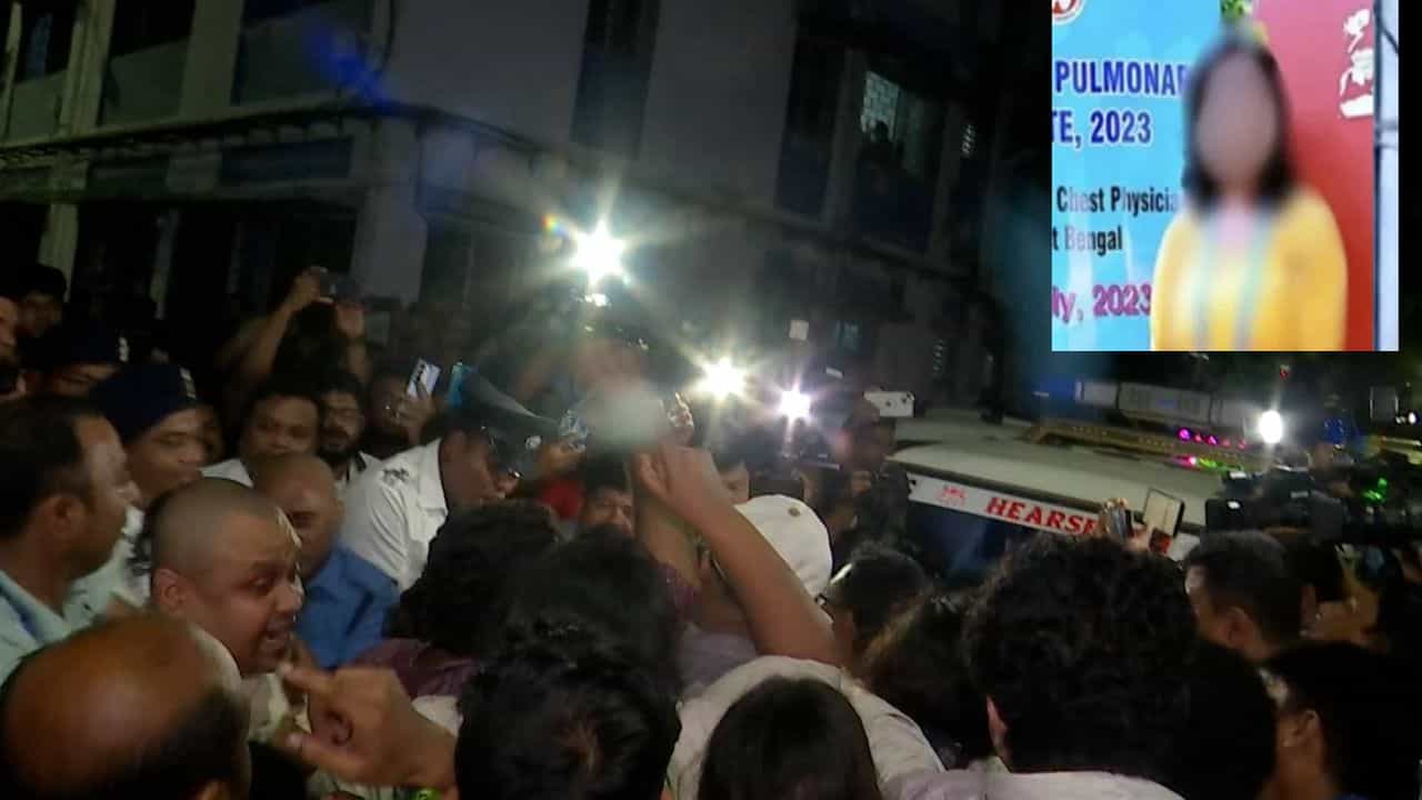 গোপানাঙ্গে 'ফ্লুইড', চোখ থেকে বেরিয়ে এসেছে রক্ত! 'খুন'-এর আগে রাত ৩টে থেকে ৬টার মধ্যে কী হয়েছিল R G Kar-এর মহিলা চিকিৎসকের সঙ্গে? ভয়ঙ্কর তথ্য গোপানাঙ্গে 'ফ্লুইড', চোখ থেকে বেরিয়ে এসেছে রক্ত! 'খুন'-এর আগে রাত ৩টে থেকে ৬টার মধ্যে কী হয়েছিল R G Kar-এর মহিলা চিকিৎসকের সঙ্গে? ভয়ঙ্কর তথ্য