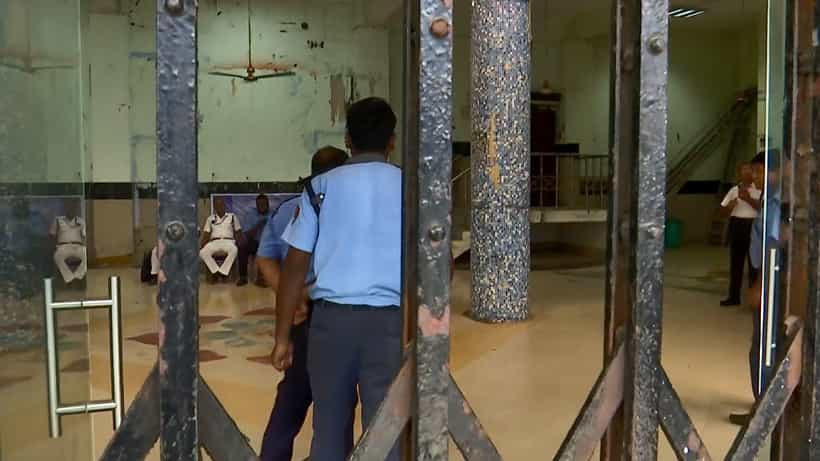 RG Kar case: সরাসরি হাসপাতালের কর্মী না হয়েও কীভাবে অবাধ যাতায়াত ‘নিরাপত্তারক্ষীর’? মাথায় হাত রাঘব-বোয়ালের?