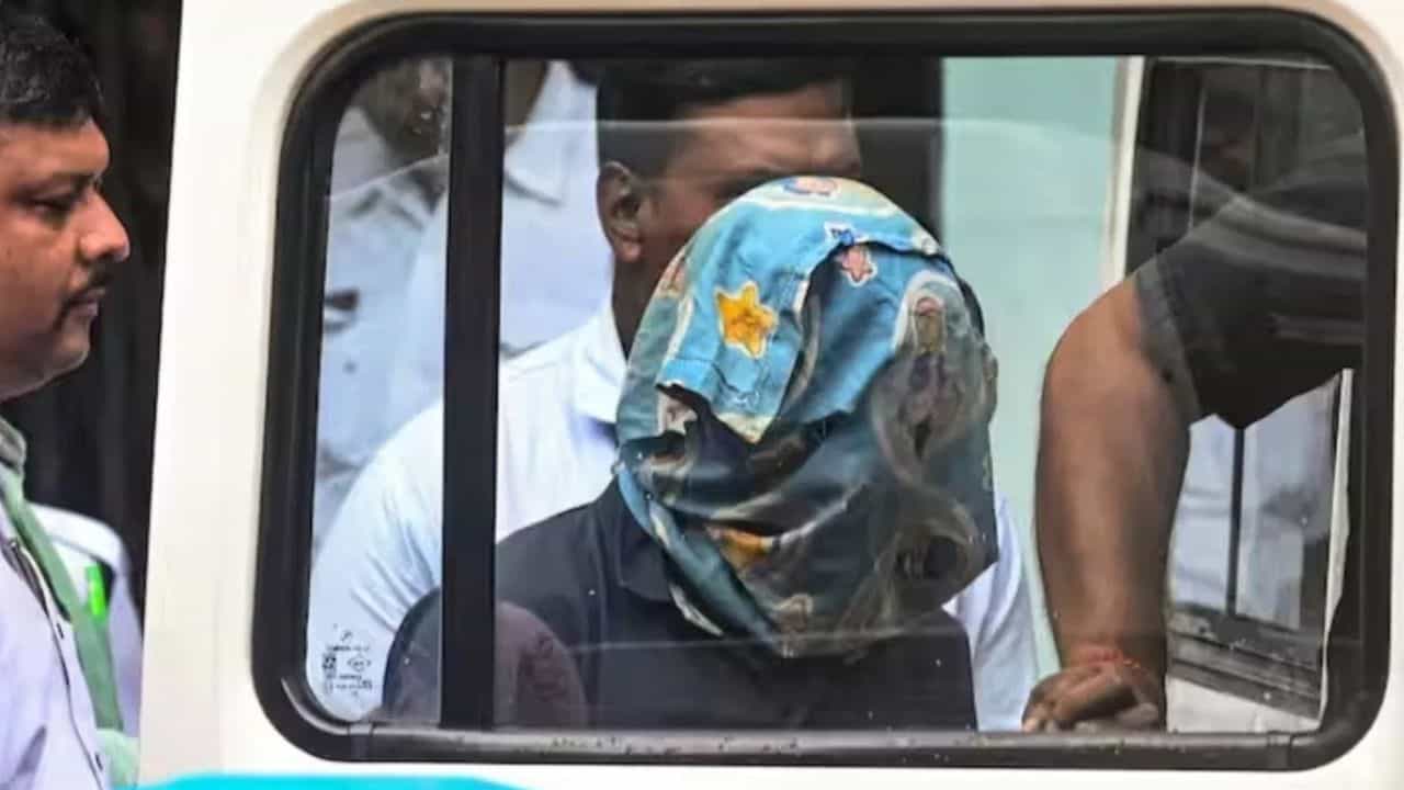 RG Kar: ঢোকেননি সেমিনার রুমে, উঁকি মেরে নাকি দেখেছিলেন, আদৌ সত্যি বলছেন? জানতে শুরু হল অভিযুক্ত সিভিক ভলান্টিয়রের পলিগ্রাফ টেস্ট RG Kar: ঢোকেননি সেমিনার রুমে, উঁকি মেরে নাকি দেখেছিলেন, আদৌ সত্যি বলছেন? জানতে শুরু হল অভিযুক্ত সিভিক ভলান্টিয়রের পলিগ্রাফ টেস্ট