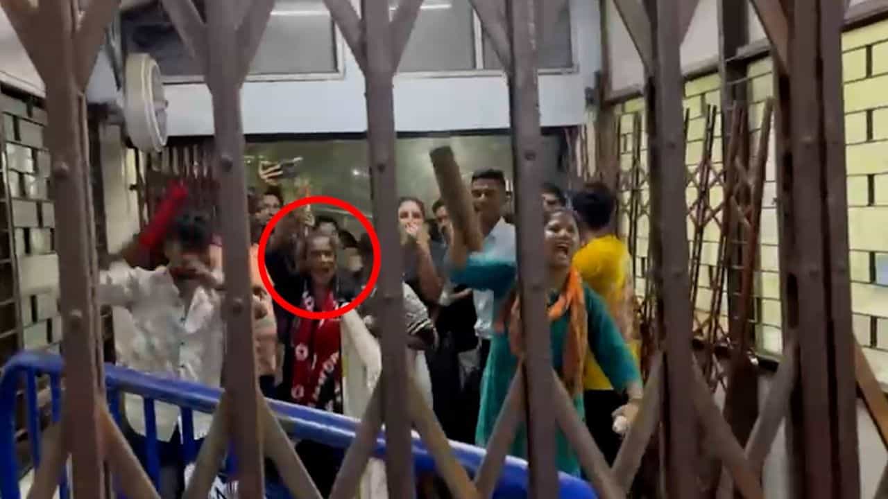 Attack on RG Kar: আরজি করে হামলায় ৯ অভিযুক্তকে আদালতে তুলল পুলিশ, ‘কড়া’ নির্দেশ বিচারকের Attack on RG Kar: আরজি করে হামলায় ৯ অভিযুক্তকে আদালতে তুলল পুলিশ, ‘কড়া’ নির্দেশ বিচারকের