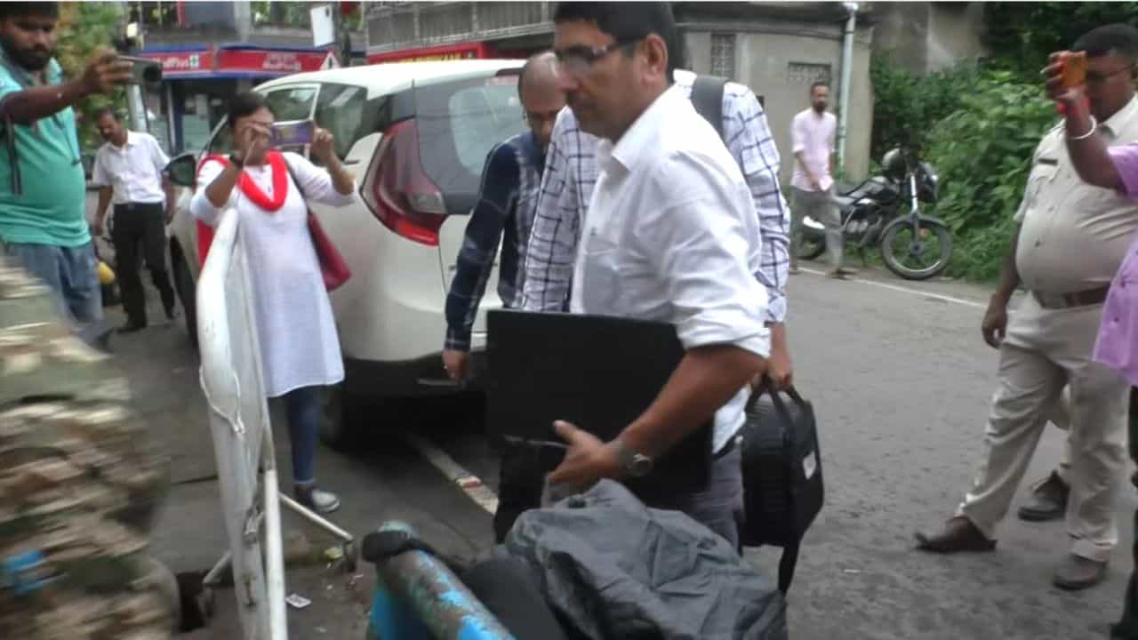 RG Kar: তিলোত্তমার মোবাইলে বেশ কয়েকজনের চ্যাট, ল্যাপটপ ঘেঁটেও মিলল বিস্ফোরক তথ্য! RG Kar: তিলোত্তমার মোবাইলে বেশ কয়েকজনের চ্যাট, ল্যাপটপ ঘেঁটেও মিলল বিস্ফোরক তথ্য!
