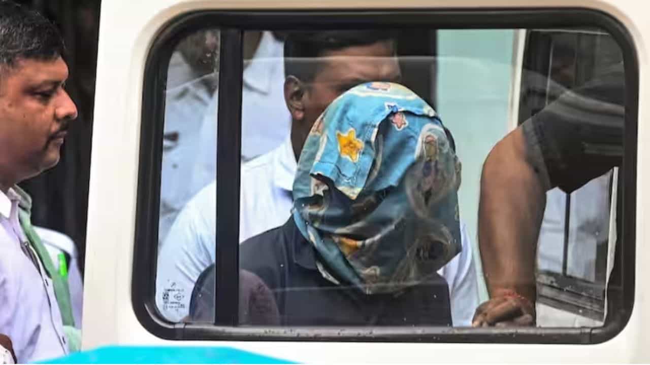 RG Kar: তবে কি পলিগ্রাফ টেস্টের ভয়ে? শুরুতে পুলিশের কাছে 'ফাঁসির' আর্জি, এখন CBI-এর হাতে পড়তেই 'ডিগবাজি' RG Kar: তবে কি পলিগ্রাফ টেস্টের ভয়ে? শুরুতে পুলিশের কাছে 'ফাঁসির' আর্জি, এখন CBI-এর হাতে পড়তেই 'ডিগবাজি'