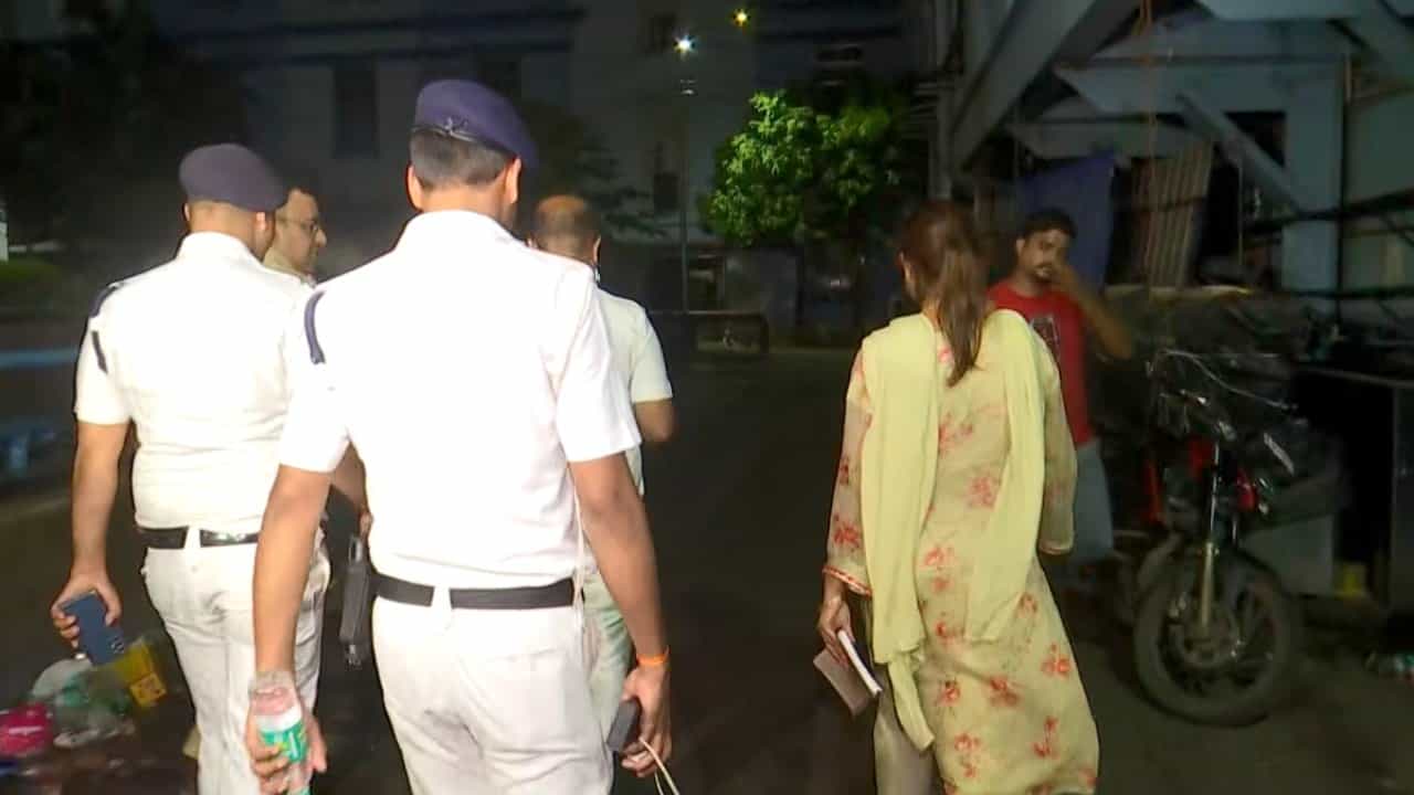 RG Kar Case: আরজি কর কাণ্ডে কেন গ্রেফতার নিরাপত্তারক্ষী? তদন্তে কী কী হাতে পেল পুলিশ? RG Kar Case: আরজি কর কাণ্ডে কেন গ্রেফতার নিরাপত্তারক্ষী? তদন্তে কী কী হাতে পেল পুলিশ?