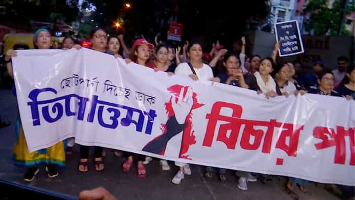 RG Kar Doctor Death Update: রবিবারের ভাতঘুম নয়, তিলোত্তমার বিচার চেয়ে বৃষ্টিভেজা রাজপথে সামিল ছোটপর্দা RG Kar Doctor Death Update: রবিবারের ভাতঘুম নয়, তিলোত্তমার বিচার চেয়ে বৃষ্টিভেজা রাজপথে সামিল ছোটপর্দা