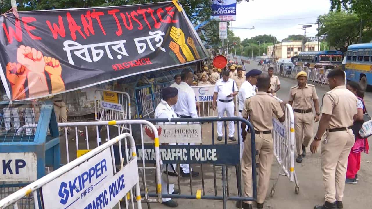 RG Kar লাগোয়া রাস্তায় প্রতিবাদে না, 'পাওয়ার ডমিনেশন চলছে' বলছেন বুদ্ধিজীবীরা, উঠছে পুলিশ মন্ত্রীর পদত্যাগের দাবি RG Kar লাগোয়া রাস্তায় প্রতিবাদে না, 'পাওয়ার ডমিনেশন চলছে' বলছেন বুদ্ধিজীবীরা, উঠছে পুলিশ মন্ত্রীর পদত্যাগের দাবি