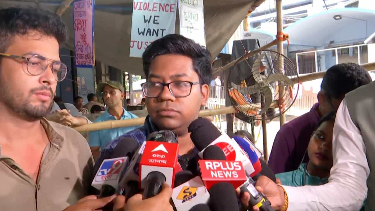 RG Kar Protest: কর্মবিরতি এখনই প্রত্যাহার নয়! পরিষ্কার জানিয়ে দিলেন জুনিয়র ডাক্তাররা RG Kar Protest: কর্মবিরতি এখনই প্রত্যাহার নয়! পরিষ্কার জানিয়ে দিলেন জুনিয়র ডাক্তাররা