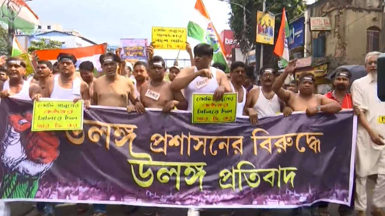 RG Kar Protest: ‘মুখ্যমন্ত্রীর পদত্যাগ চাই’, খালি গায়ে রাজপথ দখল, কংগ্রেসের ‘উলঙ্গ’ প্রতিবাদে উত্তাল কলকাতা