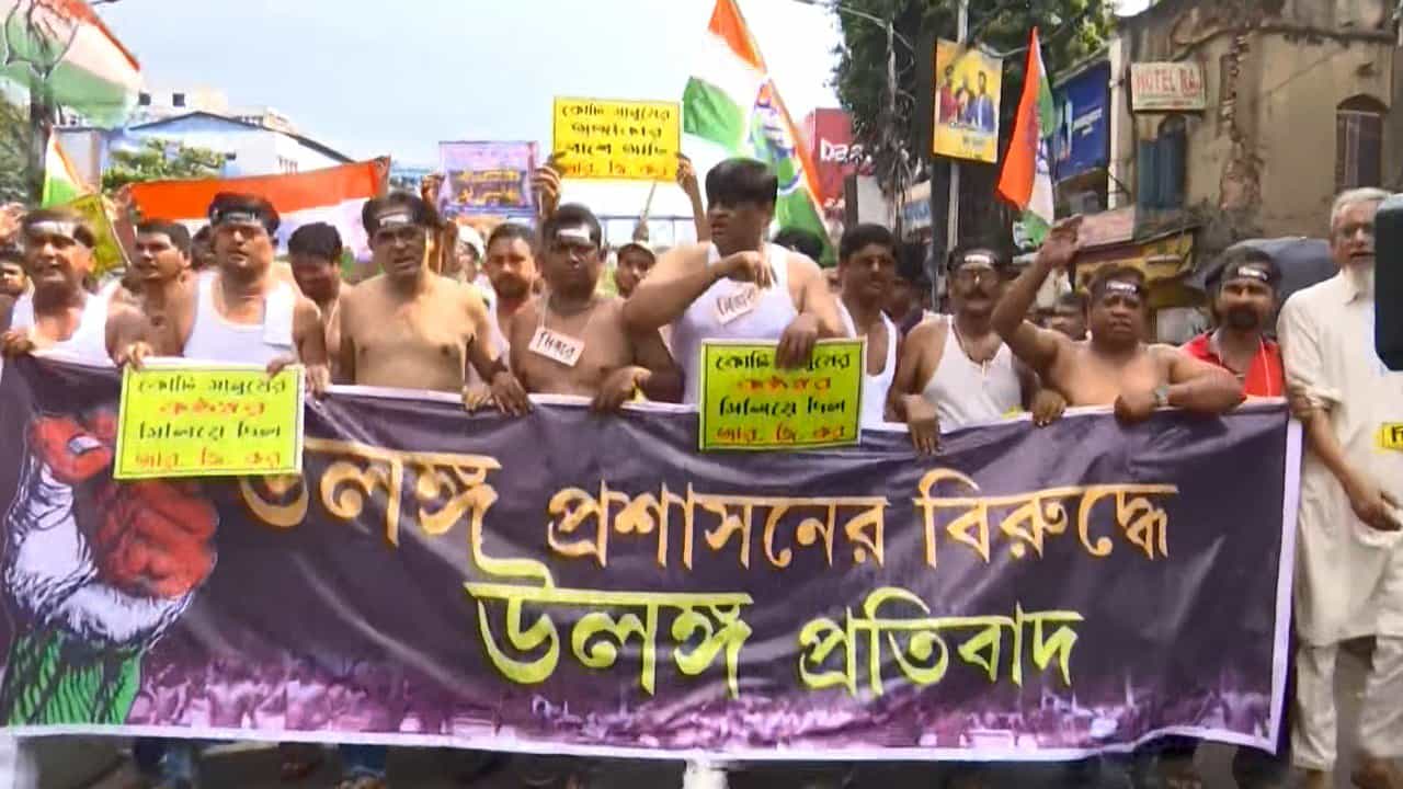 RG Kar Protest: ‘মুখ্যমন্ত্রীর পদত্যাগ চাই’, খালি গায়ে রাজপথ দখল, কংগ্রেসের ‘উলঙ্গ’ প্রতিবাদে উত্তাল কলকাতা RG Kar Protest: ‘মুখ্যমন্ত্রীর পদত্যাগ চাই’, খালি গায়ে রাজপথ দখল, কংগ্রেসের ‘উলঙ্গ’ প্রতিবাদে উত্তাল কলকাতা