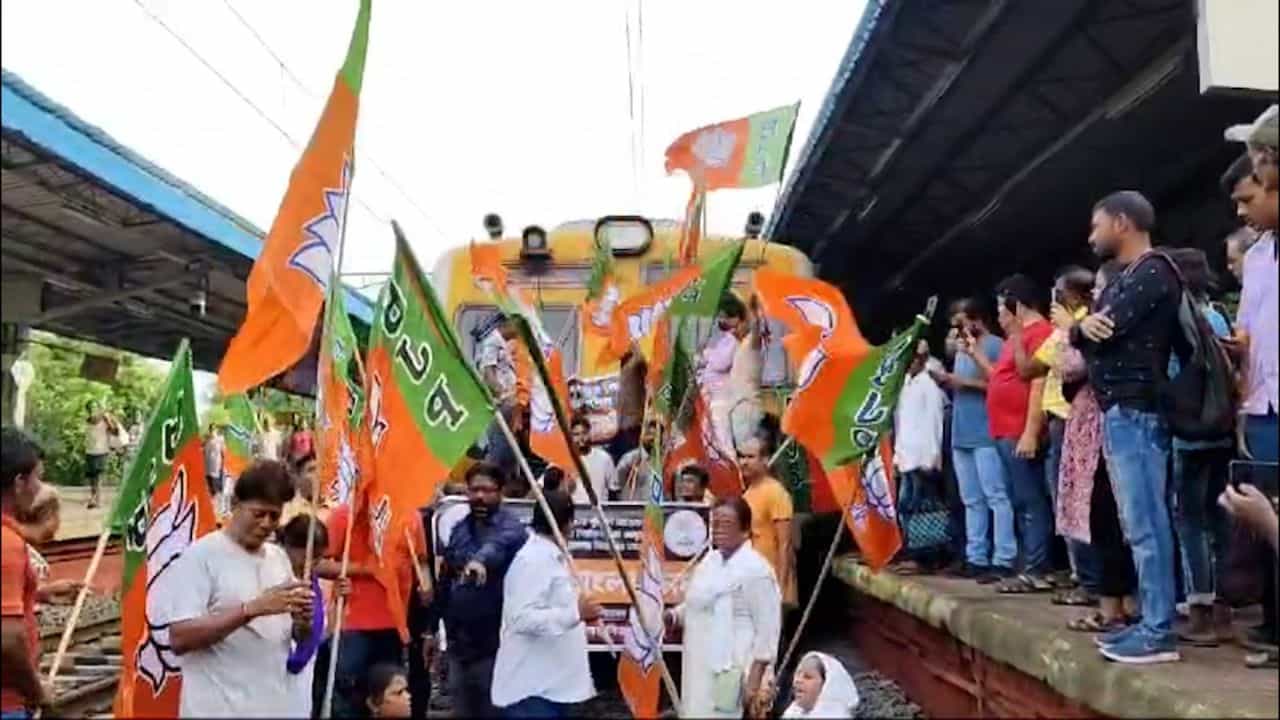 Rail Blockade: অফিসে বেরনোর আগে জেনে নিন কোন কোন স্টেশনে হচ্ছে অবরোধ-অশান্তি, তালিকা দিল রেল Rail Blockade: অফিসে বেরনোর আগে জেনে নিন কোন কোন স্টেশনে হচ্ছে অবরোধ-অশান্তি, তালিকা দিল রেল