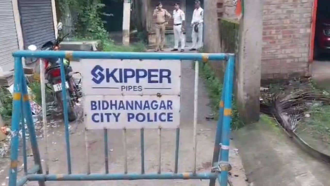 Rajarhat Murder: বাড়ির বাইরে পা রাখতেই একের পর এক কোপ, বিকেলবেলা রাজারহাটে খুন হয়ে গেলেন প্রসূণ