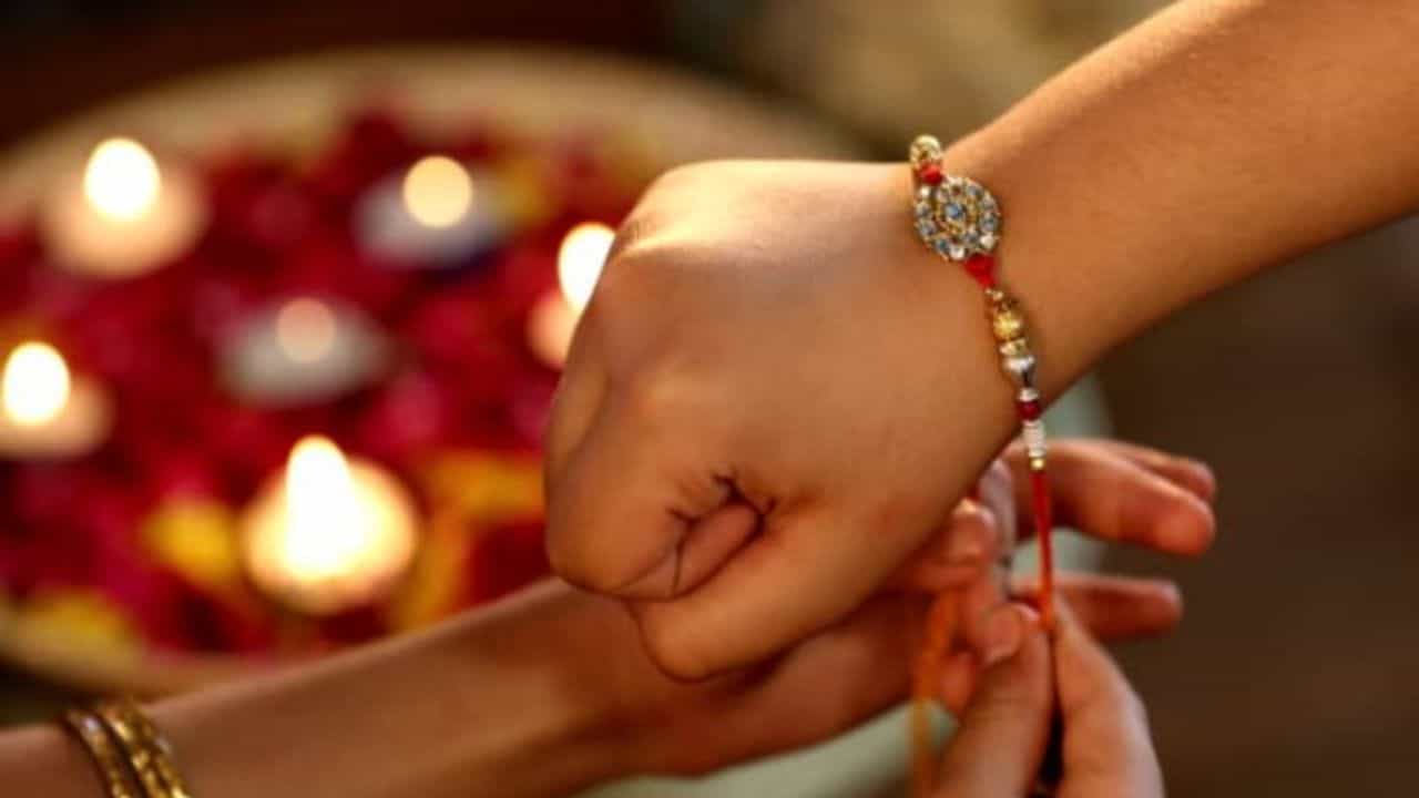 শ্রাবণ শেষ হতে না হতেই আরেকটি উত্‍সব শুরু হয়ে যায়। শ্রাবণ পূর্ণিমার দিনেই পালিত হয় বাঙালি তথা গোটা ভারতের অত্যন্তু গুরুত্বপূর্ণ উত্‍সব। শাস্ত্র ও ক্যালেন্ডার অনুসারে, ভাদ্র ছাড়া শুভ সময়ে শ্রাবণ পূর্ণিমা তিথিতে পবিত্র রাখী পূর্ণিমা পালিত হয়। এই বি্শেষ পূর্ণিমা বাংলায় রাখী পূর্ণিমায় বলা হলেও ভারতের বিভিন্ন জায়গায় এর রয়েছে নানা নাম।
