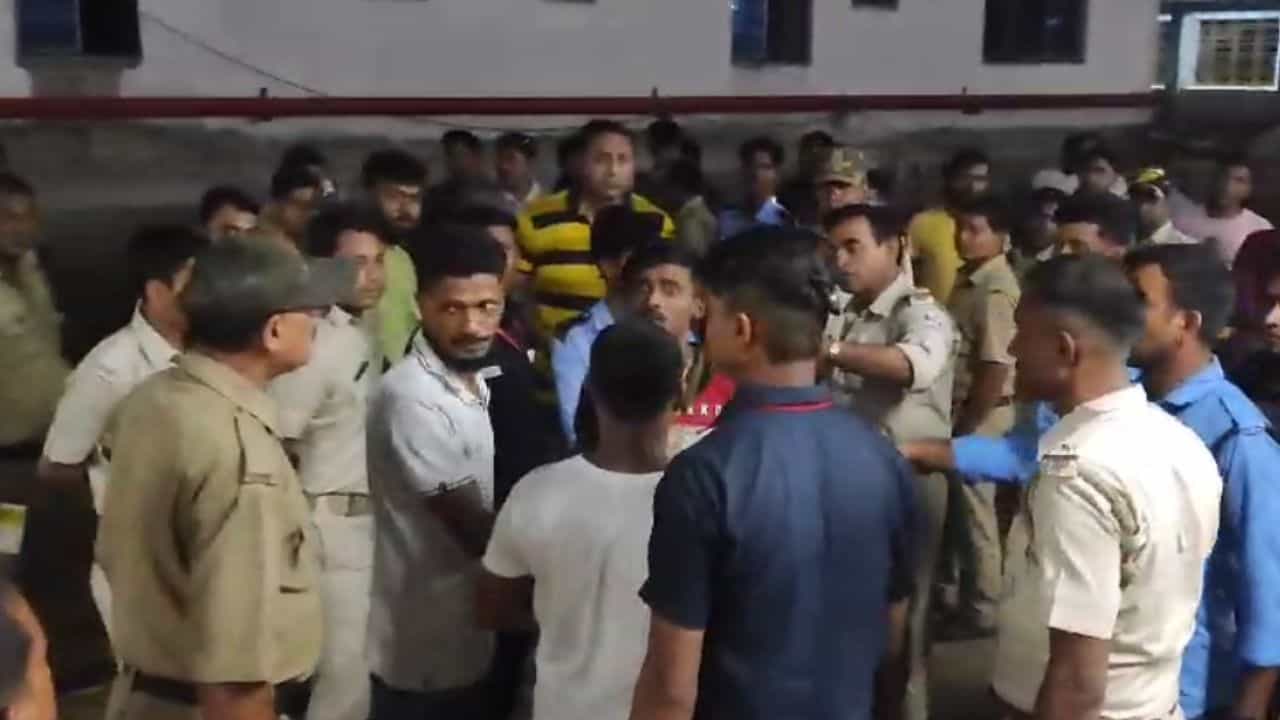 Rampurhat Medical College: ভুল ইঞ্জেকশন দিতেই নাকি খিঁচুনি, তারপরই মৃত্যু রোগীর, ভাঙচুর সরকারি হাসপাতাল Rampurhat Medical College: ভুল ইঞ্জেকশন দিতেই নাকি খিঁচুনি, তারপরই মৃত্যু রোগীর, ভাঙচুর সরকারি হাসপাতাল