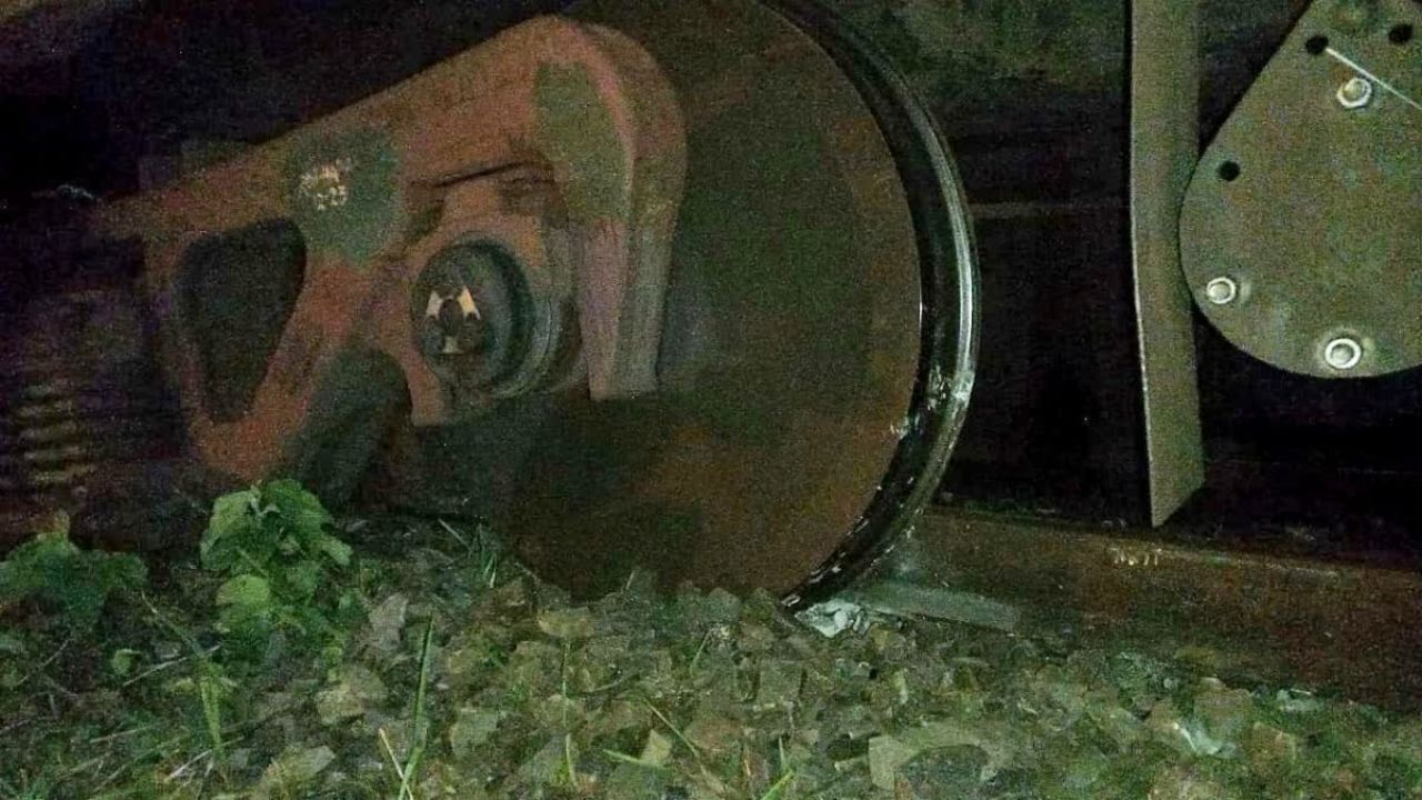 Train Accident: আবারও সেই রাঙাপানিই, কাঞ্চনজঙ্ঘার স্মৃতি উস্কে লাইনচ্যুত ট্রেন Train Accident: আবারও সেই রাঙাপানিই, কাঞ্চনজঙ্ঘার স্মৃতি উস্কে লাইনচ্যুত ট্রেন