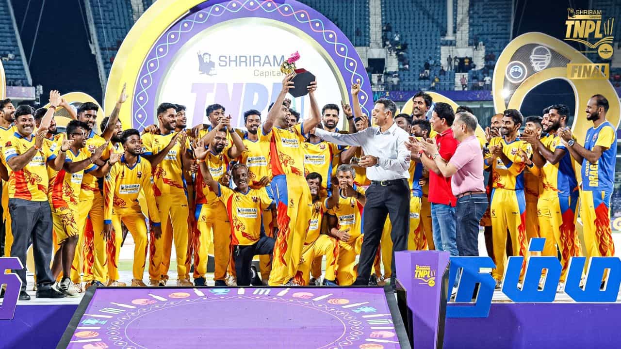 Ravichandran Ashwin: ভিডিয়ো: দ্রাবিড়ের হাত থেকে চ্যাম্পিয়ন্স ট্রফি, বাড়তি উচ্ছ্বাসে ভাসলেন রবিচন্দ্রন অশ্বিন Ravichandran Ashwin: ভিডিয়ো: দ্রাবিড়ের হাত থেকে চ্যাম্পিয়ন্স ট্রফি, বাড়তি উচ্ছ্বাসে ভাসলেন রবিচন্দ্রন অশ্বিন