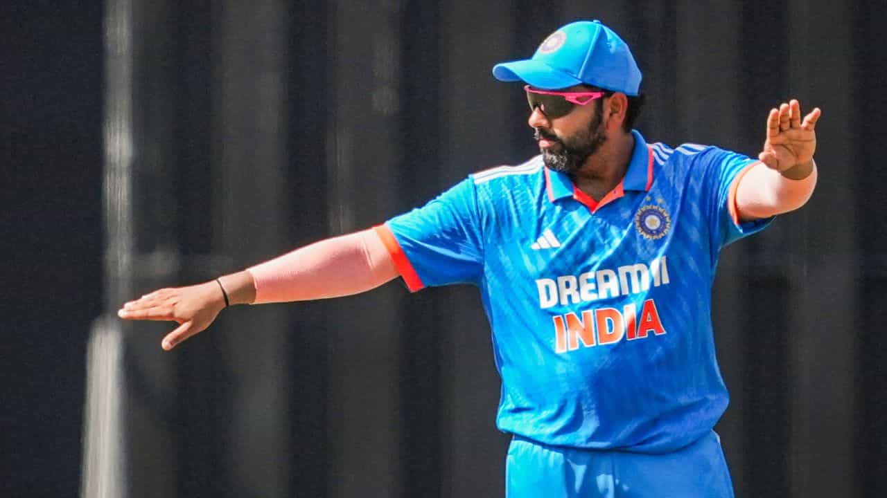 Rohit Sharma: ভিডিয়ো: 'আন্না হারি, মেকা হারি' হঠাৎ এ কী বলতে শুরু করলেন রোহিত শর্মা? Rohit Sharma: ভিডিয়ো: 'আন্না হারি, মেকা হারি' হঠাৎ এ কী বলতে শুরু করলেন রোহিত শর্মা?
