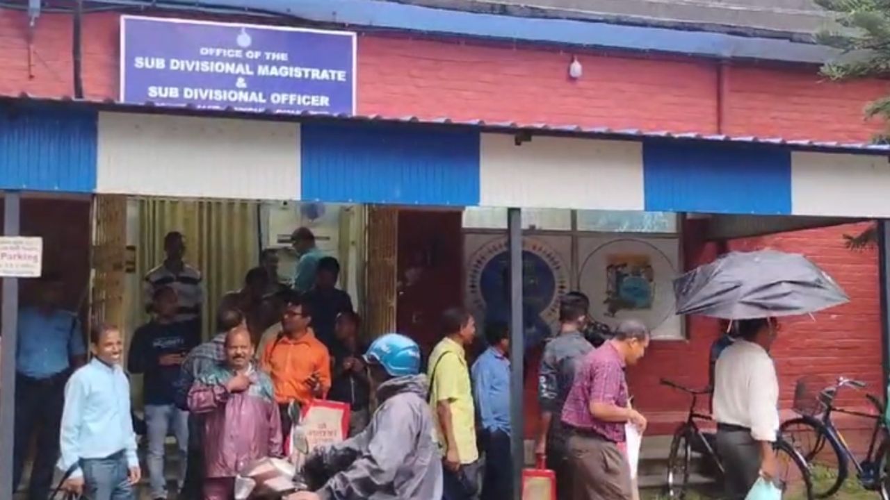 Balurghat: কুড়মি ও মাহাতোদের কোনওরকমভাবে এসটি শংসাপত্র দেওয়া যাবে না, শুরু বিক্ষোভ Balurghat: কুড়মি ও মাহাতোদের কোনওরকমভাবে এসটি শংসাপত্র দেওয়া যাবে না, শুরু বিক্ষোভ
