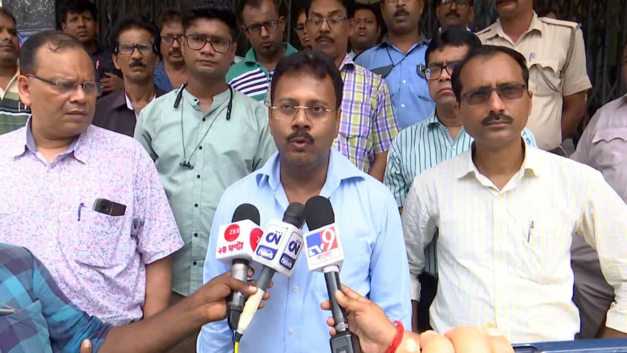 R G Kar: পদত্যাগের সময়েও দায়িত্বজ্ঞানহীনতার পরিচয় দিলেন আরজি করের অধ্যক্ষ সন্দীপ ঘোষ! সুপ্রিম কোর্টের চোখেই করে ফেললেন ভয়ঙ্কর অপরাধ R G Kar: পদত্যাগের সময়েও দায়িত্বজ্ঞানহীনতার পরিচয় দিলেন আরজি করের অধ্যক্ষ সন্দীপ ঘোষ! সুপ্রিম কোর্টের চোখেই করে ফেললেন ভয়ঙ্কর অপরাধ